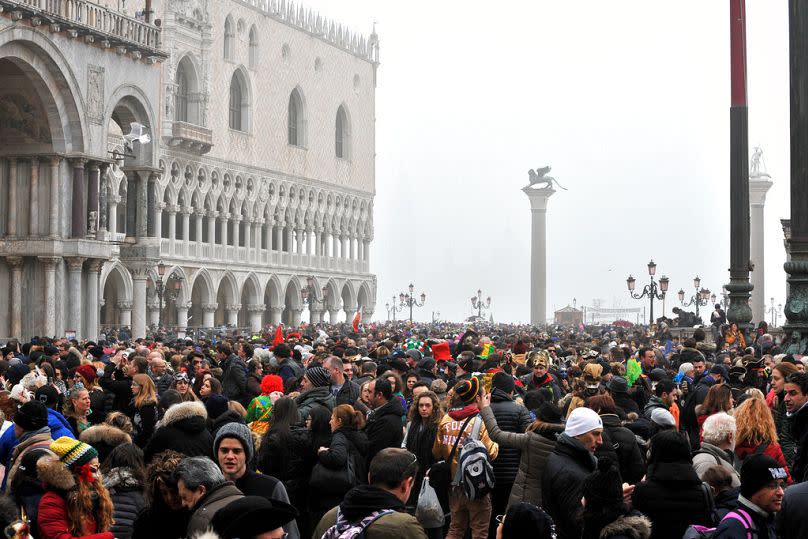 Menschen versammeln sich auf dem Markusplatz in Venedig, Italien, Sonntag, 31. Januar 2016.