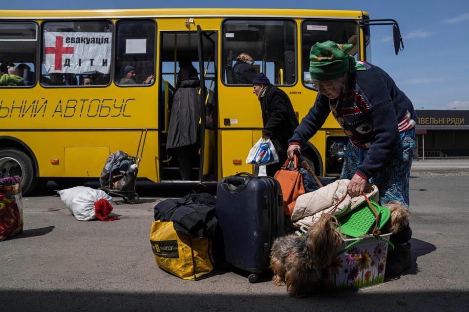 Una mujer de Siversk lleva sus pertenencias durante una evacuación cerca de Lyman (AP)