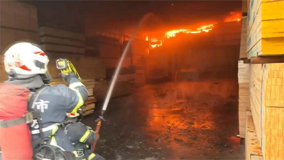 板橋工廠火警濃煙竄天　延燒3間鐵皮屋伴隨爆炸聲