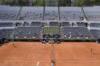 Simona Halep devuelve el saque de Garbiñe Muguruza en las semifinales del Abierto de Italia en Roma, el domingo 20 de septiembre de 2020. (Alfredo Falcone/LaPresse vía AP)