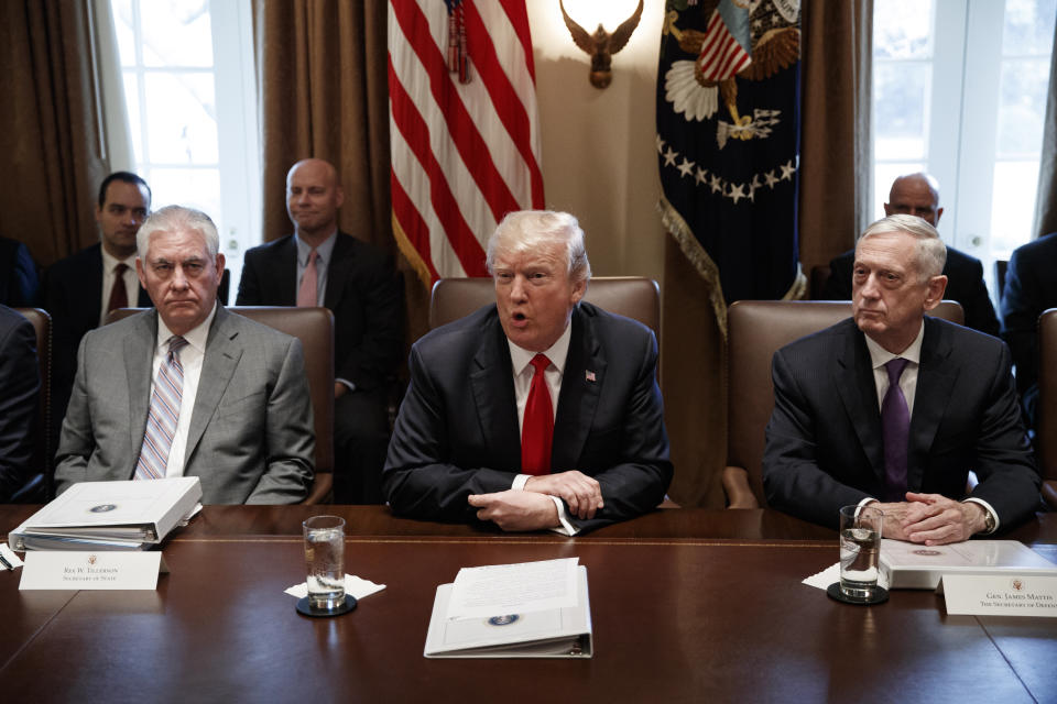 El presidente de EEUU, Donald Trump, flanqueado por Rex Tillerson, secretario de Estado, y Jim Mattis, secretario de Defensa, en una reunión en la Casa Blanca en enero de 2018. (AP)
