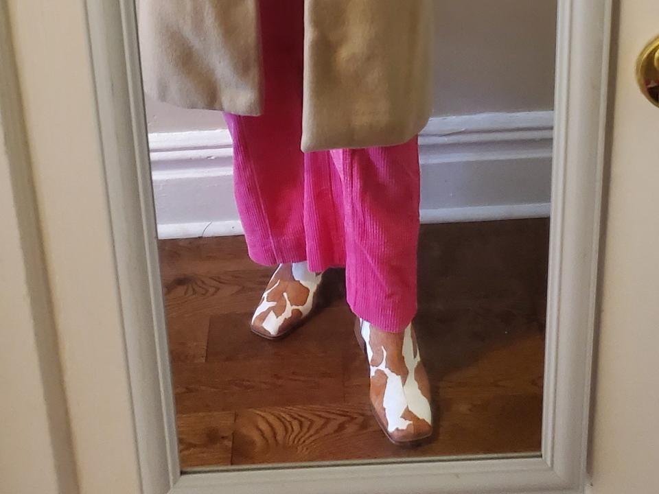 sandra wearing square-toe heels and pink pants