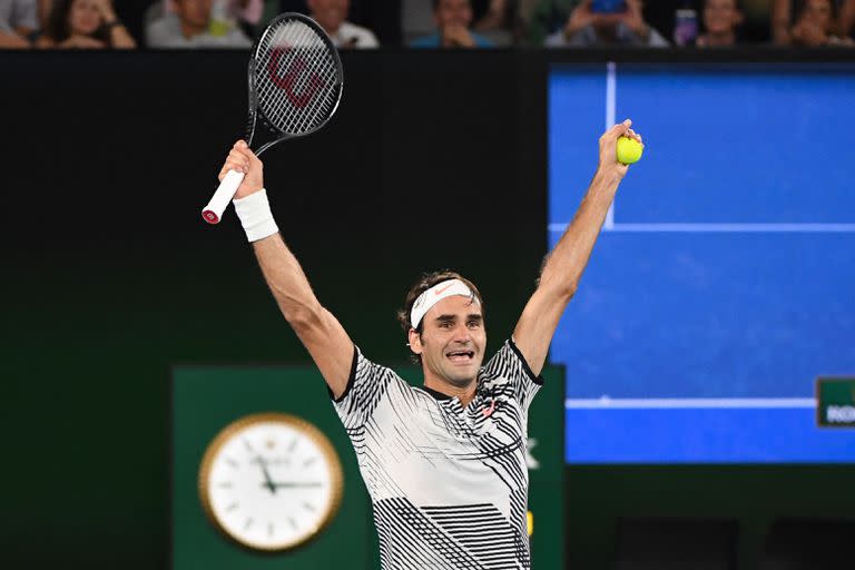 En esta foto de archivo tomada el 29 de enero de 2017, el suizo Roger Federer celebra su victoria contra el español Rafael Nadal durante la final individual masculina el día 14 del torneo de tenis del Abierto de Australia en Melbourne.