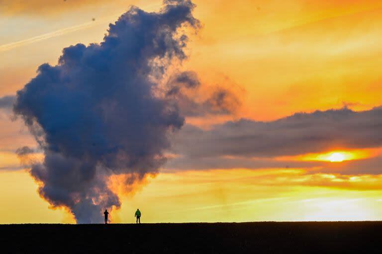 Se observa humo que se eleva en las afueras de la ciudad suroccidental islandesa de Grindavik después de una erupción volcánica el 14 de enero de 2024. 