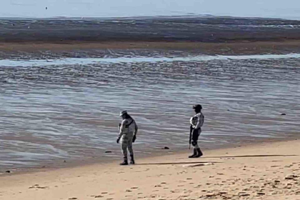 Integrantes de la GN en playa de San Felipe