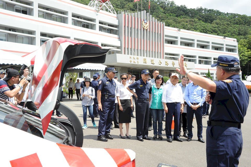 行政院長蘇貞昌28日視察國道公路警察局，宣布每個大隊將配置緩撞車，保障員警值勤安全。(行政院提供)