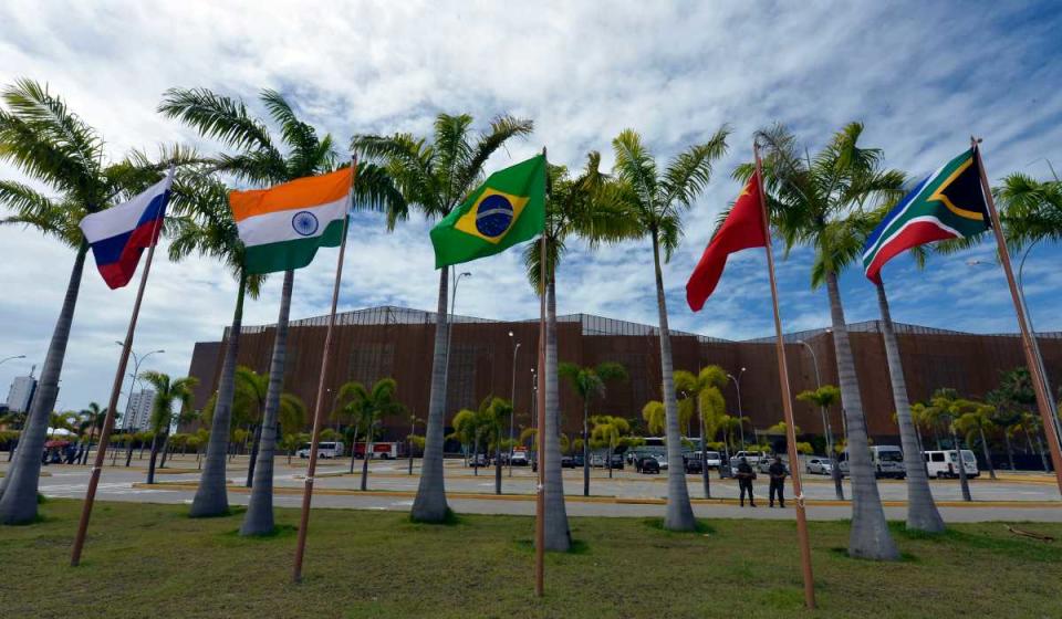 Pabellón de banderas de los países BRICS en el marco de una cumbre. Foto: cortesía Confederación Nacional de Industrias de Brasil, Flickr.