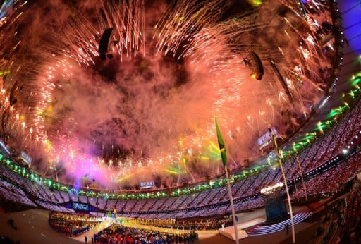 Vista general de los fuegos artificiales con los que concluyó la ceremonia de clausura, este domingo. Con una fiesta al más puro estilo británico y un desfile de estrellas musicales, Londres bajó el telón este domingo de sus terceros Juegos Olímpicos y pasó el testigo del mayor espectáculo deportivo del mundo a Rio de Janeiro, que acogerá la edición de 2016. (AFP | gabriel bouys)