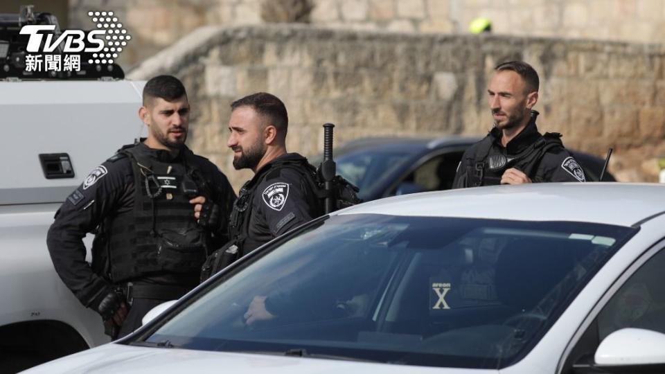 以色列警方荷槍實彈駐守在耶路撒冷地區。（圖／達志影像歐新社）