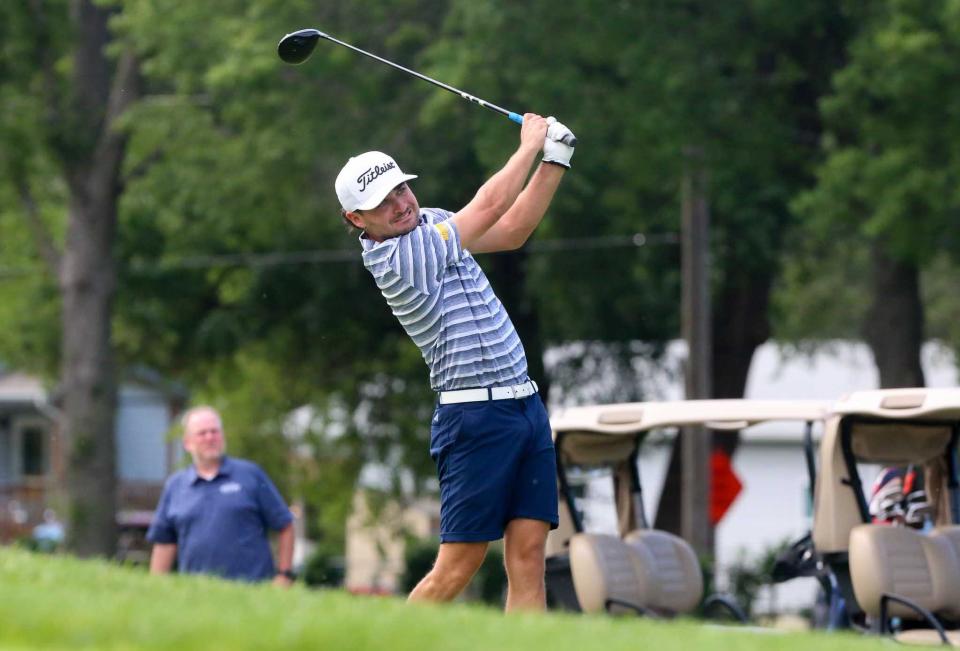 Luke Leonetti realiza un drive durante el Topeka Stroke Play Championship en el Topeka Country Club el lunes 29 de julio.