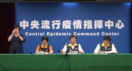 疾管署召開記者會公布台灣武漢肺炎確診案例症狀。（圖／三立新聞台）