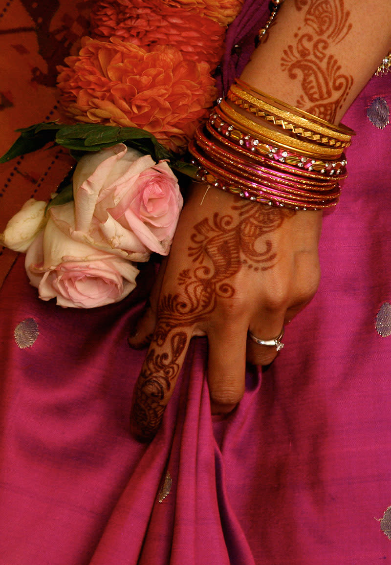 La parte más importante de una noche de henna comienza cuando la hannana dibuja sobre los cuerpos de las novias, utilizando como pincel un cono de tela perforado y relleno de pasta oscura, hasta lograr estos bellos diseños. (Thinkstock)