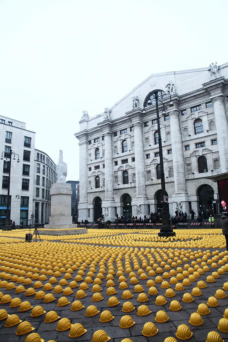 Novemila caschetti anti-infortunistici gialli sono stati deposti davanti a Piazza Affari, a Milano, in quella che è già stata chiamata la “Giornata della collera”. Soffocati da una crisi iniziata cinque anni fa i lavoratori dell’edilizia lombarda hanno voluto portare davanti alla Borsa la rabbia e la preoccupazione per la grave crisi che sta attraversando il loro settore. Accanto ai manovali, molti impiegati, agenti immobiliari e architetti travolti dallo scoppio di una bolla edilizia gonfiatasi per vent’anni.