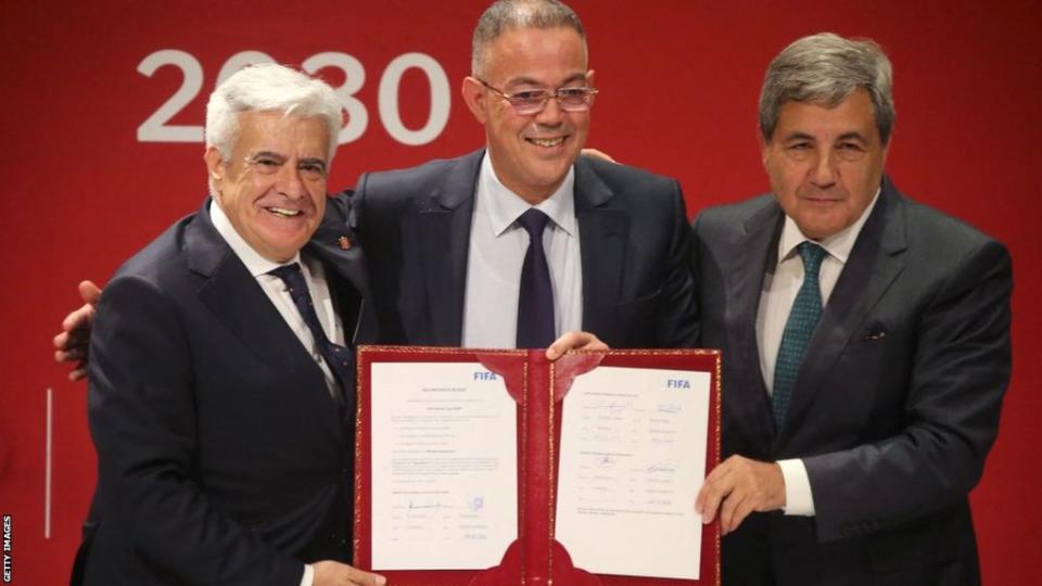 El presidente de la Federación Marroquí de Fútbol, ​​Fawzi Lakjaa, y su homólogo español, Pedro Rocha, y el portugués Fernando Gómez.