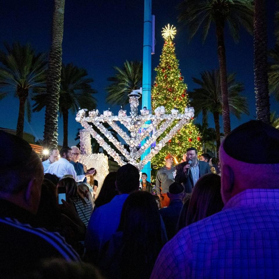 El domingo 28 de noviembre de 2021, la comunidad se congregó en Lincoln Road, en Miami Beach, Florida, para encender la singular menorá cubierta de conchas marinas del artista Roger Abramson y celebrar la primera noche de Hanukkah. Abramson, de 87 años, creó esta obra de arte única 20 años antes.