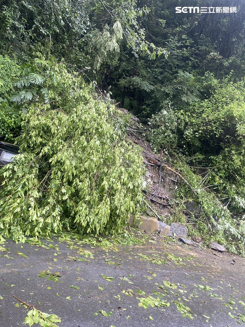 堪比九人座小巴的巨石突然從山坡崩落，掉在力行產業道路21公里處。（圖／翻攝畫面）