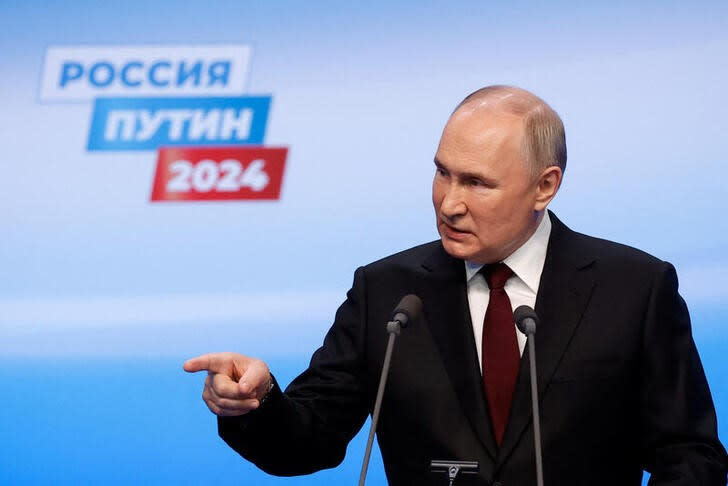 Foto del domingo del Presidente ruso Vladimir Putin hablando en Moscú tras las elecciones