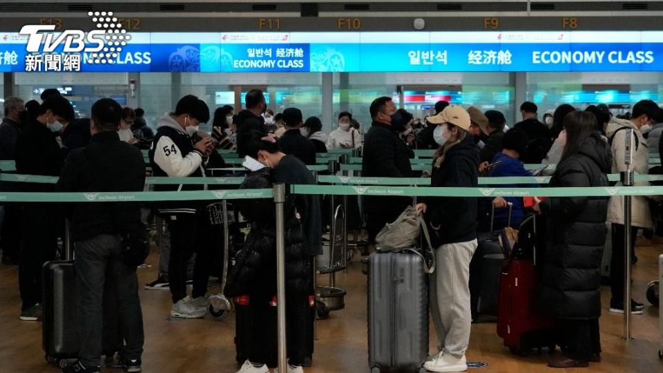 隨著大批中國旅客入境，南韓政府不敢掉以輕心，17日將與專家討論解除「室內口罩令」時間表。（圖／達志影像美聯社）