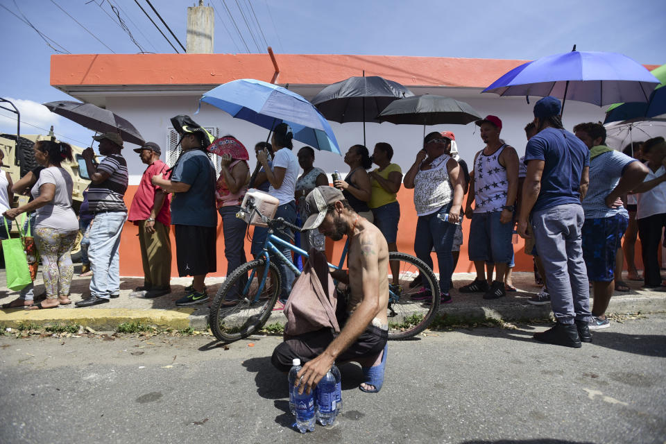 <p>Por todos lados se pueden ver largas filas para recibir los víveres que está entregand la Guardia federal. (AP Photo/Carlos Giusti) </p>