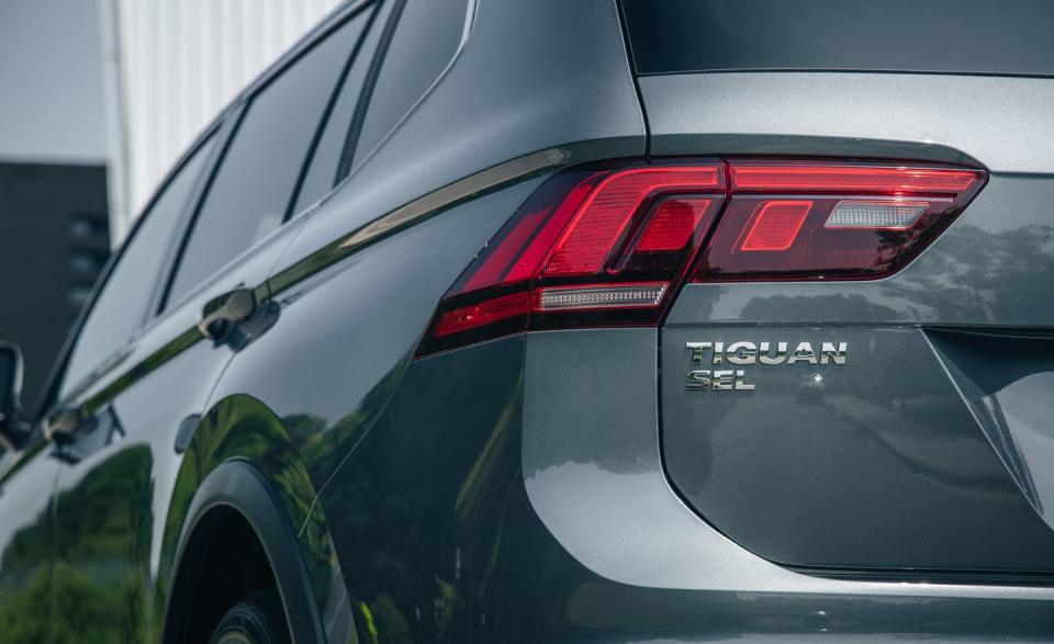 <p>2019 Volkswagen Tiguan R-Line 4Motion</p>