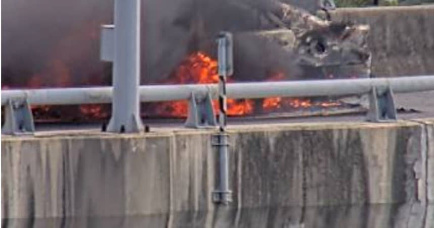 國道1號北向52K、桃園機場系統高架橋上於5日下午2時許傳出火燒車意外。（圖／翻攝畫面）