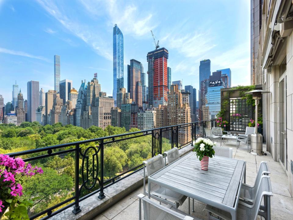 <p>Parece que Sting y su mujer Trudie Styler fueron de los primeros en comprar uno de los apartamentos de la torre Manhattan situada en un lateral del Central Park West. Pagaron unos 27 millones de dólares en 2008, y parece que sacarán más del doble de ese dinero. </p>