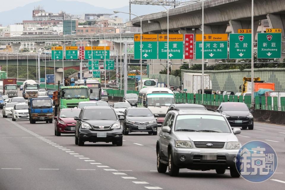 高公局今列出10條壅塞路段，預估今交通量為133百萬車公里。（示意圖，本刊資料照）