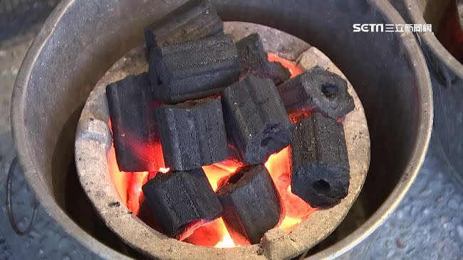 有民眾抱怨木炭都買了才禁止烤肉，網友給出其他建議。（示意圖／資料照）