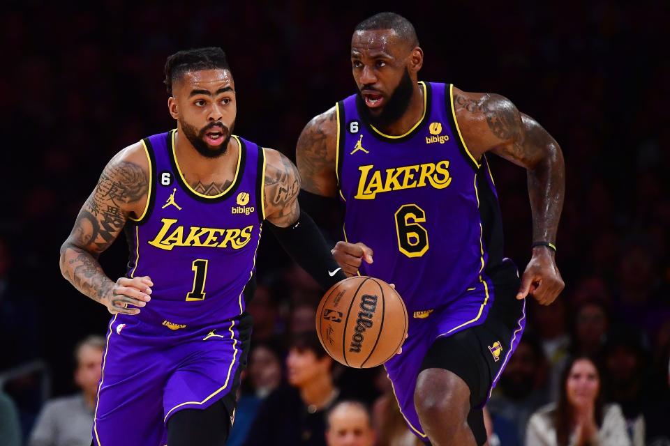 Le garde des Los Angeles Lakers D'Angelo Russell (1) déplace le ballon sur le terrain alors que l'attaquant LeBron James (6) traîne contre les Phoenix Suns au cours de la première moitié d'un match à la Crypto.com Arena de Los Angeles le 7 avril 2023.