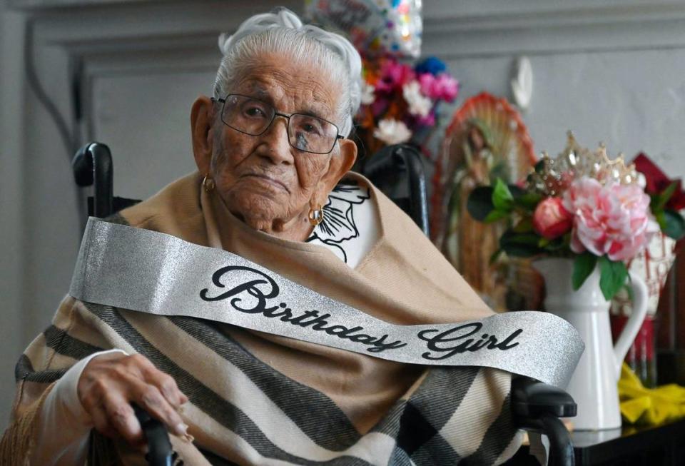 Elvira Madrigal acaba de celebrar su cumpleaños 107. Fue fotografiada el martes 7 de mayo de 2024 en su casa de Fresno.