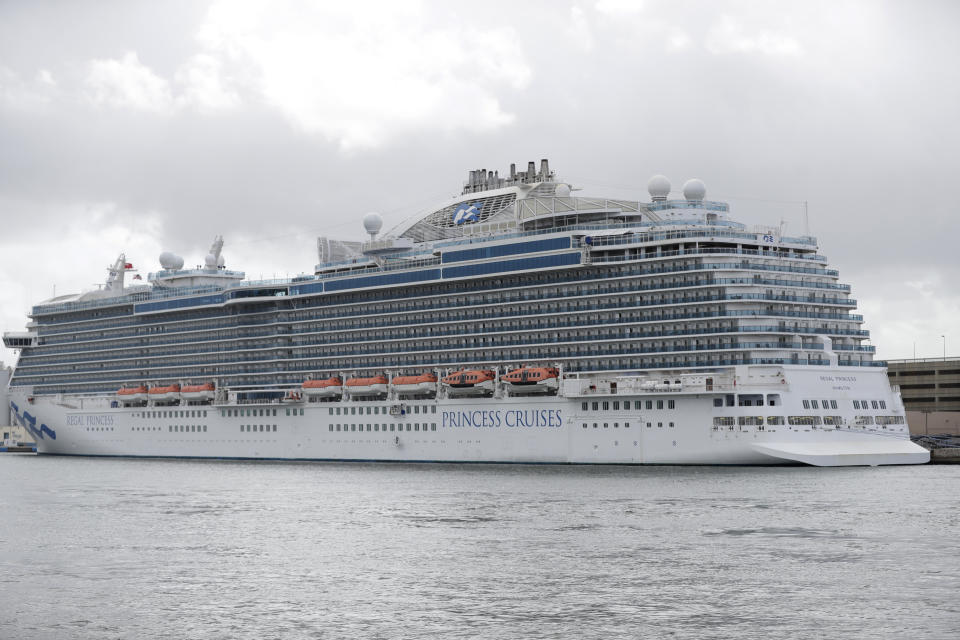 El crucero Regal Princess atracado, el martes 10 de marzo de 2020, en Port Everglades en Fort Lauderdale, Florida. Además de reportar casos de Covid-19 un tripulante se suicidó (AP / Wilfre