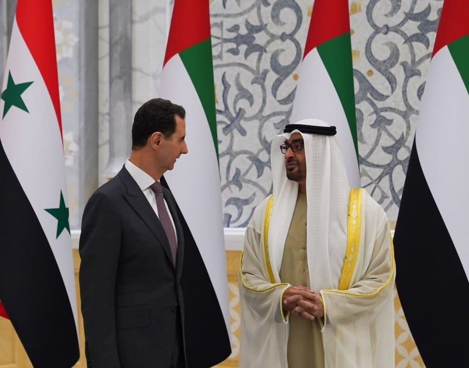 敘利亞總統巴夏爾(左)19日抵達阿拉伯聯合大公國進行正式訪問。(圖：敘利亞資訊部推特)