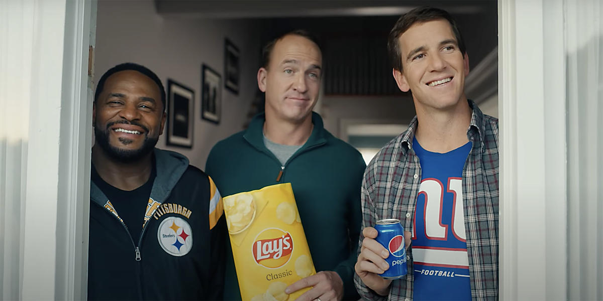 Eli Manning, Peyton Manning star in new DirecTV commercial