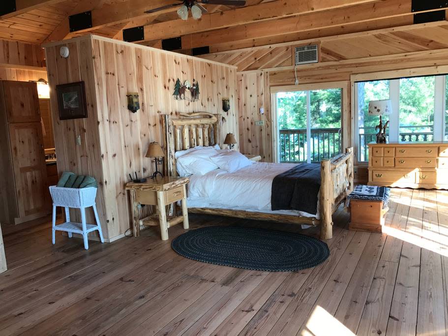 <p>Two bedrooms have queen beds and one has bunk beds. An additional sofa bed is also included.<br>(Airbnb) </p>