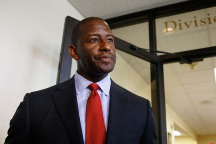 Le maire de Tallahassee, Andrew Gillum, remplissant ses papiers de qualification pour concourir sur le ticket démocrate pour le poste de gouverneur. [Photo: Andrew Salinero/Democrat]