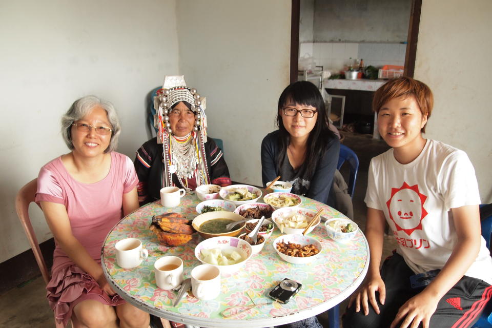 李雨夢曾於 2013 年訪問泰北美斯樂國民黨孤軍後人，旅途中與蔣家寨阿卡族人午飯。    （受訪者提供）