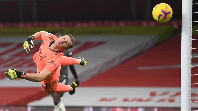 Bernd Leno. Kiper Jerman berusia 29 tahun ini didatangkan awal 2018/2019 dari Bayer Leverkusen. Selama 3 musim menjadi pilihan utama, musim ini posisinya direbut Aaron Ramsdale. Total ia telah bermain dalam 122 laga dengan mencatat 36 clean sheet dan kebobolan 143 gol. (AFP/Pool/Shaun Botterill)