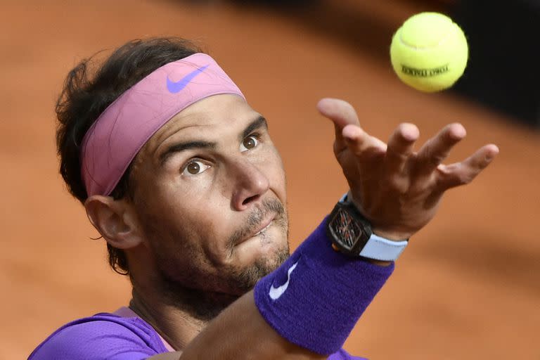 El español Rafael Nadal sirve al US Reilly Opelka durante su semifinal del Abierto de Italia masculino en el Foro Itálico el 15 de mayo de 2021 en Roma, Italia.