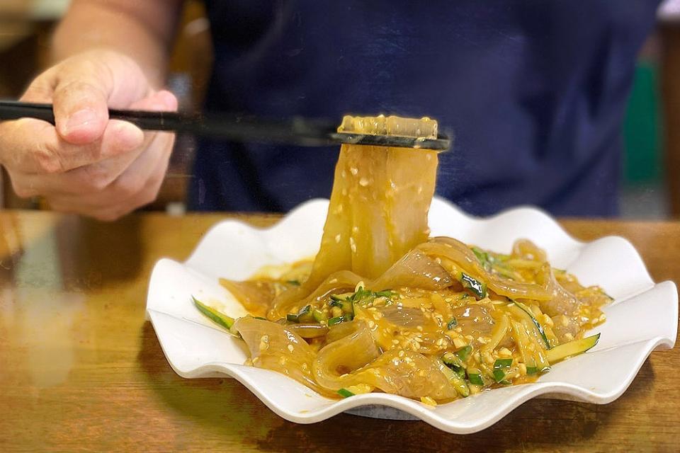 'Mázhī kuānfěn' or glass noodles with sesame paste.