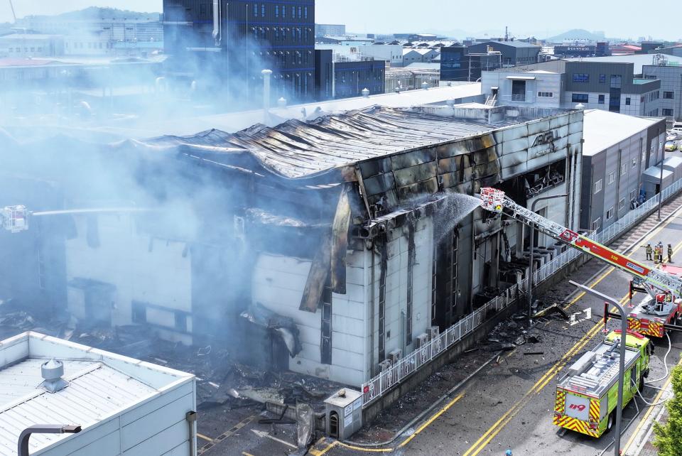 南韓一家鋰電池工廠驚傳爆炸起火，現場不斷爆炸，消防人員5小時才撲滅火勢。（AP）