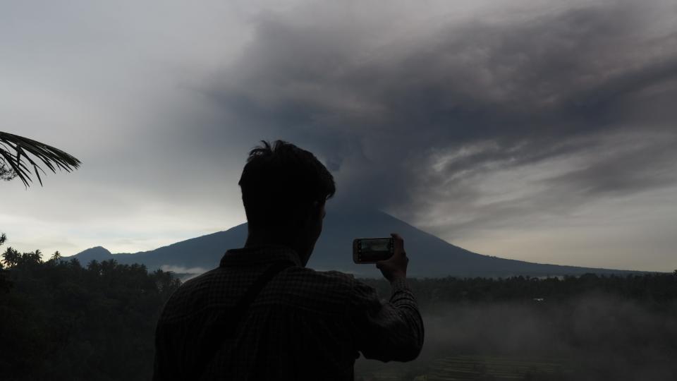 <p>Black clouds overshadows Mount Agung are seen in Abuan village of Karangasem regency, 7 kilometers from the erupted Mount Agung in Bali, Indonesia on Nov. 26, 2017. (Photo: Mahendra Moonstar/Anadolu Agency/Getty Images) </p>