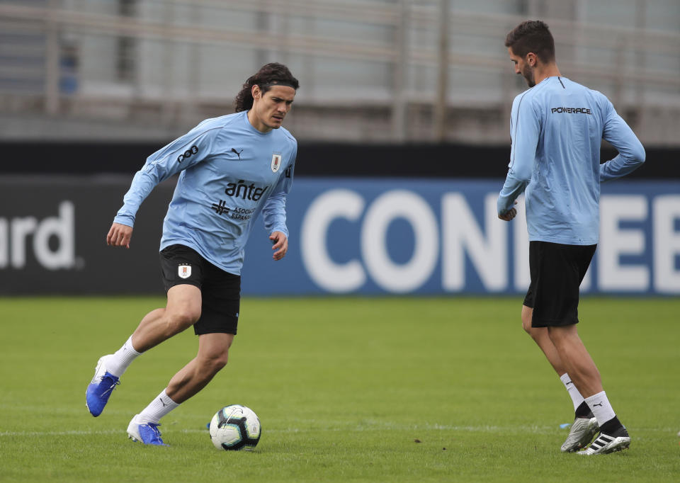 Uruguay's Edinson Cavani, left, controls the ball during a practice session in Porto Alegre, Brazil, Wednesday, June 19, 2019. Uruguay will face Japan tomorrow in a Copa America Group C soccer match. (AP Photo/Edison Vara)