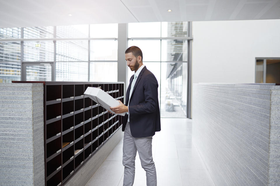 Es ist nicht selbstverständlich, dass man sich Pakete ins Büro schicken lassen darf. (Bild: Getty Images)