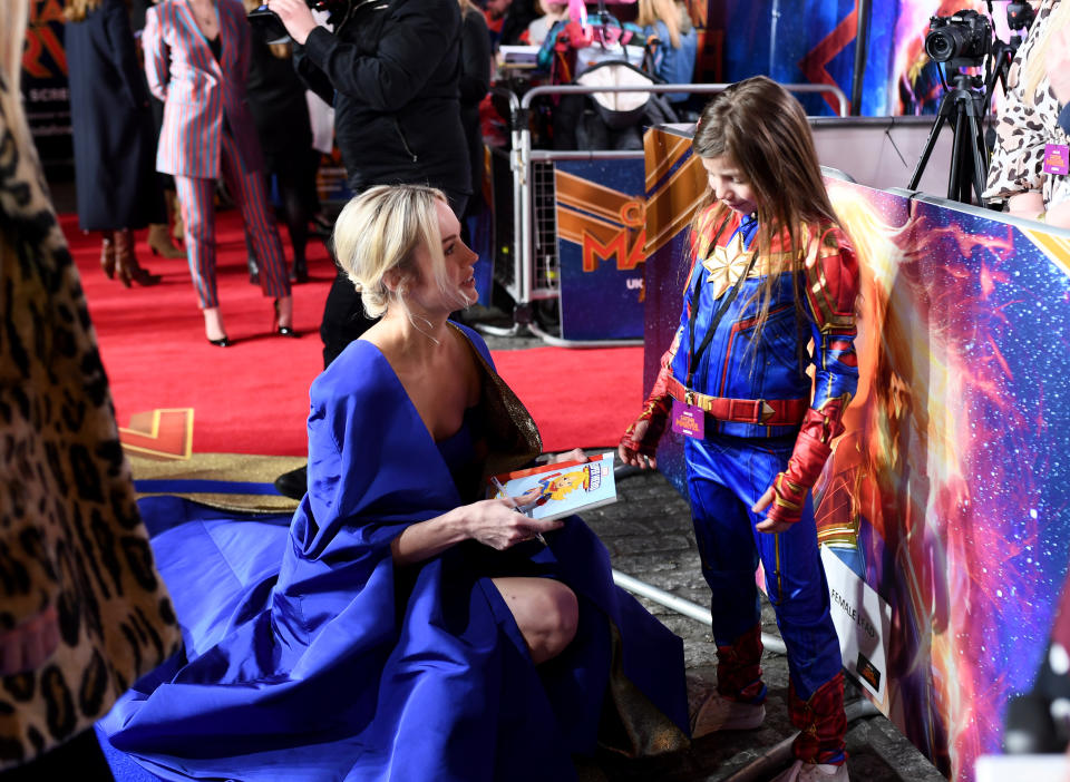 <p>Uno de los momentazos de la <em>premiere</em> fue cuando una niña disfrazada de Capitana Marvel esperaba impaciente a que Brie Larson le firmara unos cómics. (Foto: Gareth Cattermole / Getty Images). </p>