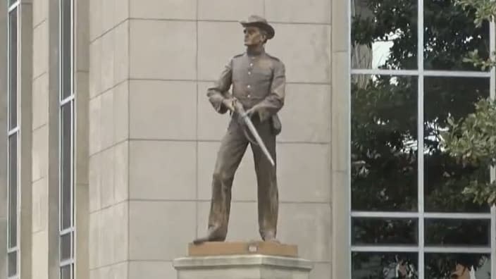 A new billboard in Owensboro, Kentucky — said to have only 4,000 Black residents out of 60,000 — calls for the removal of this Confederate monument from outside the town’s courthouse. (Photo: Screenshot/WEVV.com)