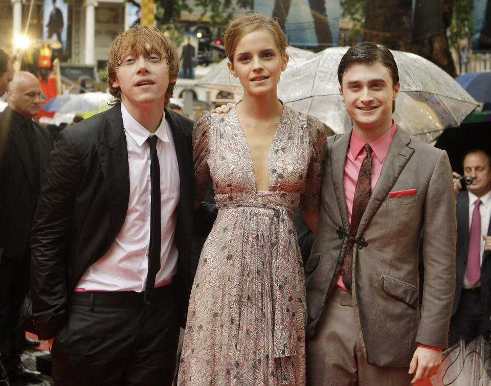 ARCHIV - Die Schauspieler Daniel Radcliffe, rechts, Emma Watson, Mitte, und Rupert Grint besuchen am 7. Juli 2009 die Weltpremiere des Films 'Harry Potter und der Halbblutprinz' in einem Kino am Leicester Square in London. Der Film laeuft ab Donnestag, 16. Juli 2009, in den deutschen Kinos. (AP Photo/Joel Ryan) ** zu unserem KORR ** --- FILE - British actors Daniel Radcliffe, right, Emma Watson, centre and Rupert Grint arrive for the World Premiere of Harry Potter and the Half-Blood Prince, at a cinema in Leicester Square, central London, Tuesday, July 7 2009. (AP Photo/Joel Ryan)