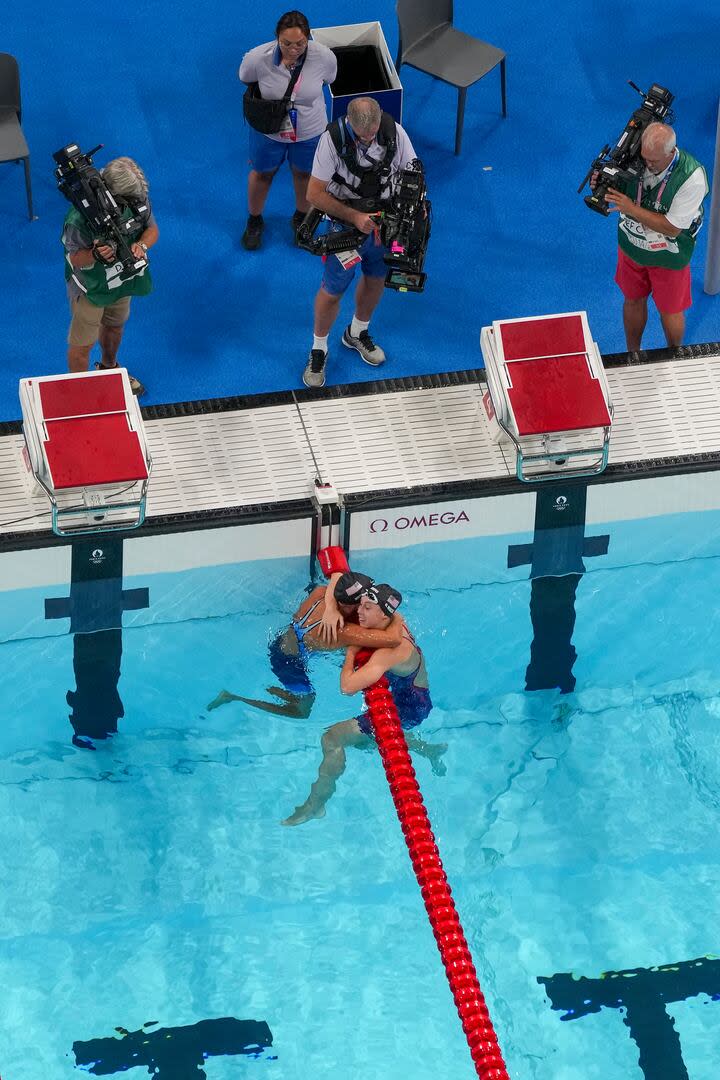 Torri Huske y Gretchen Walsh festejan su performance luego de la final de los 100 metros mariposa en París. Ganar una medalla moviliza a los atletas a buscar nuevas fórmulas