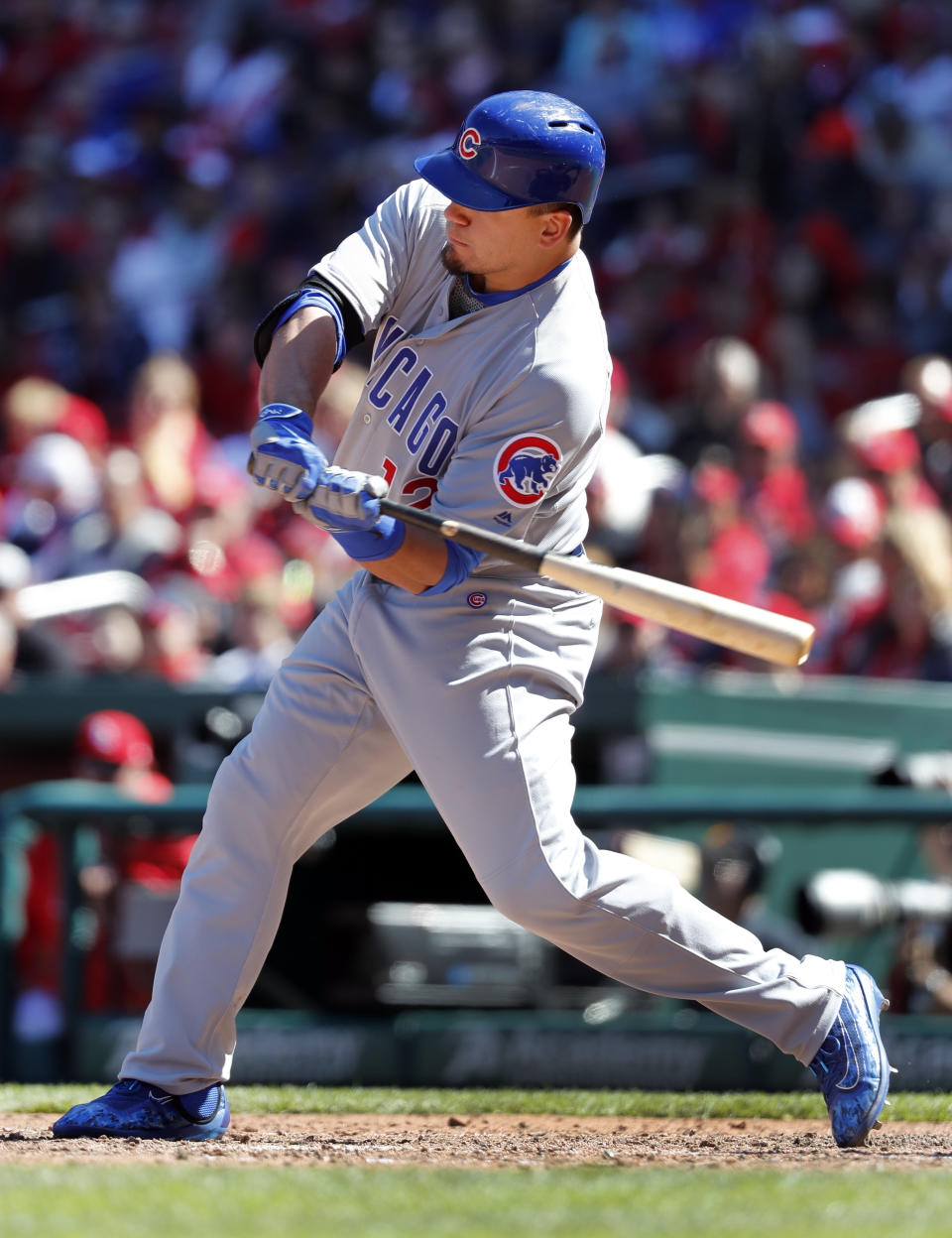 Kyle Schwarber pega un cuadrangular de tres carreras por los Cachorros de Chicago en el séptimo inning del encuentro ante los Cardenales en San Luis, el jueves 6 de abril de 2017. (AP Foto/Jeff Roberson)