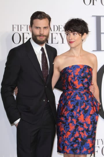 Jamie Dornan junto a su esposa Amelia Warner en un estreno del film.