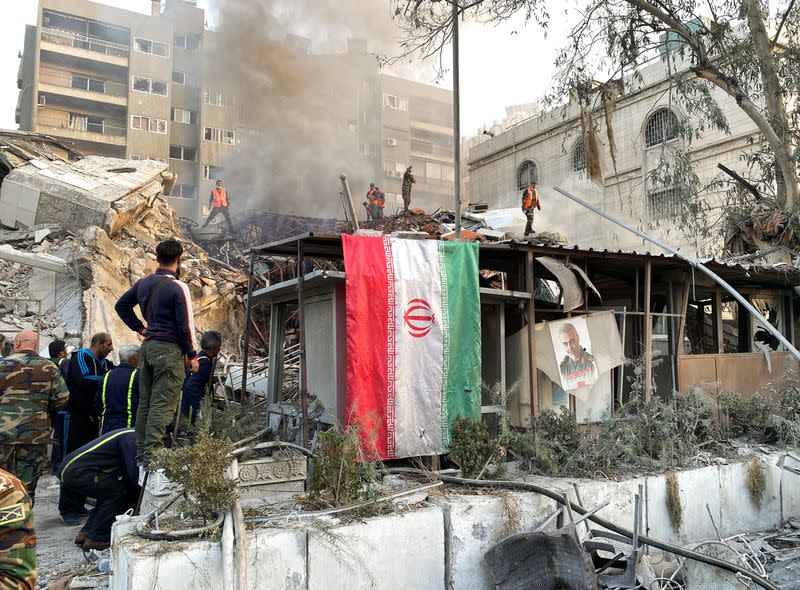 Humo después de un ataque israelí —según medios iraníes— contra un edificio cercano a la embajada iraní en Damasco